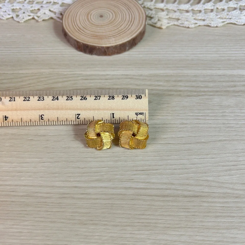Vintage Trifari Signed Gold Toned Twist Stud Clip On Earrings Art‎ Deco Elegant